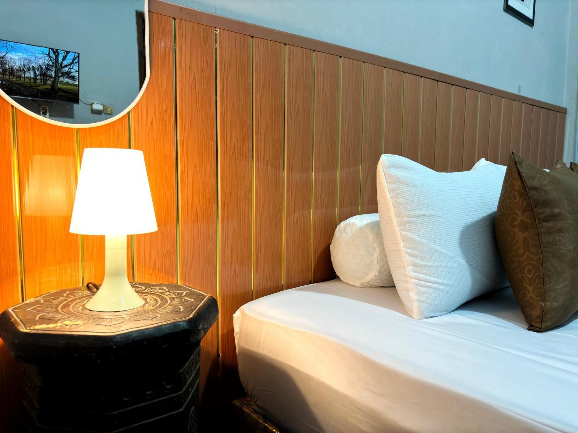 Jogja Day Inn Yogyakarta Kültér fotó